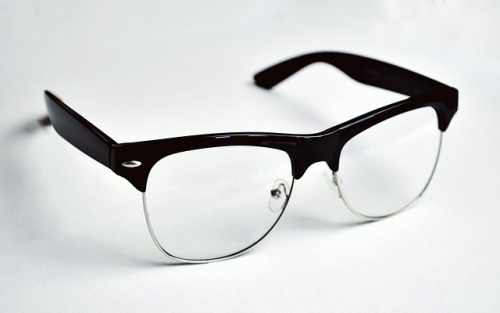 clean-glasses-between-lens-and-frame